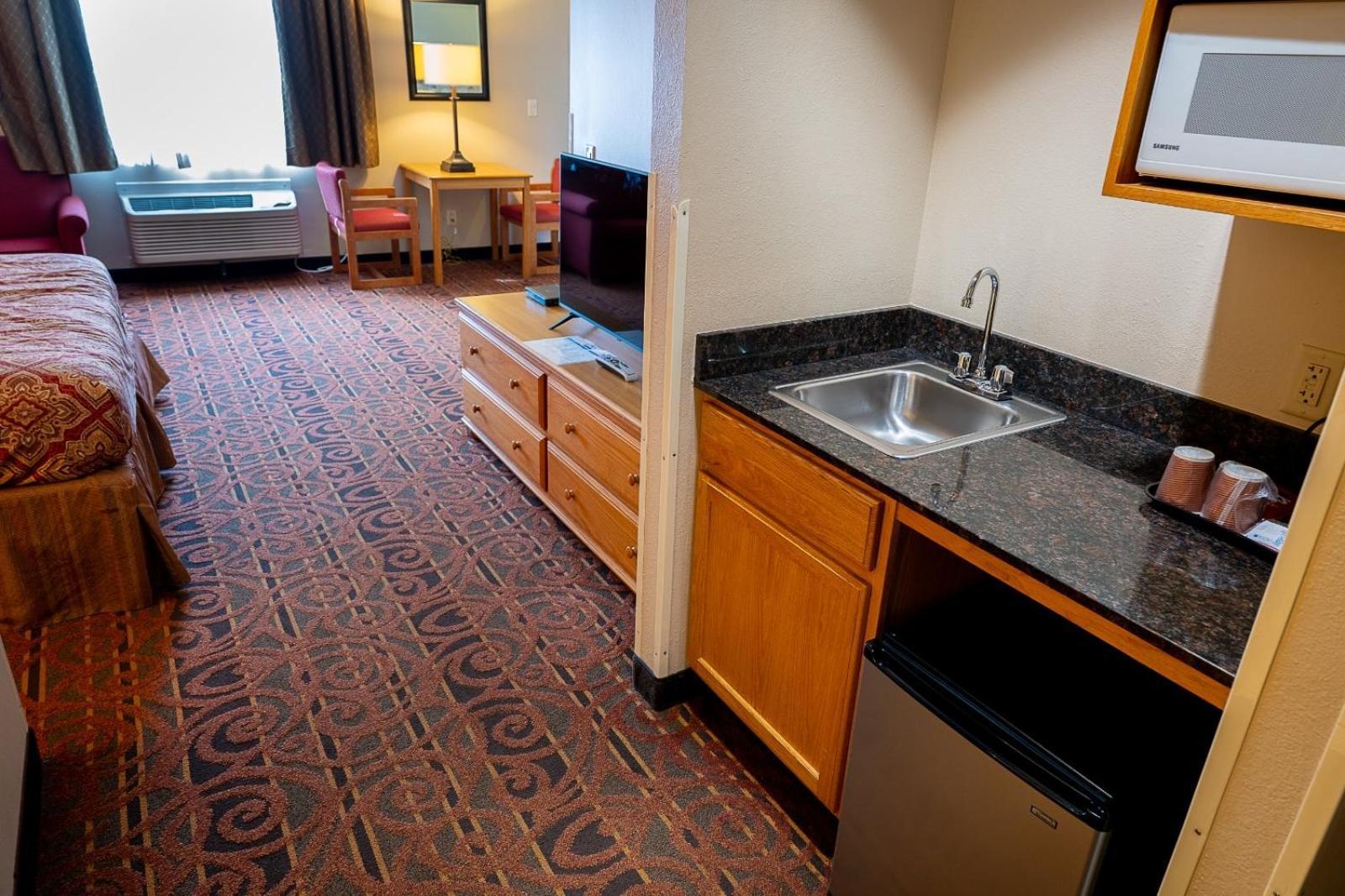Savanna Inn & Suites Exterior photo